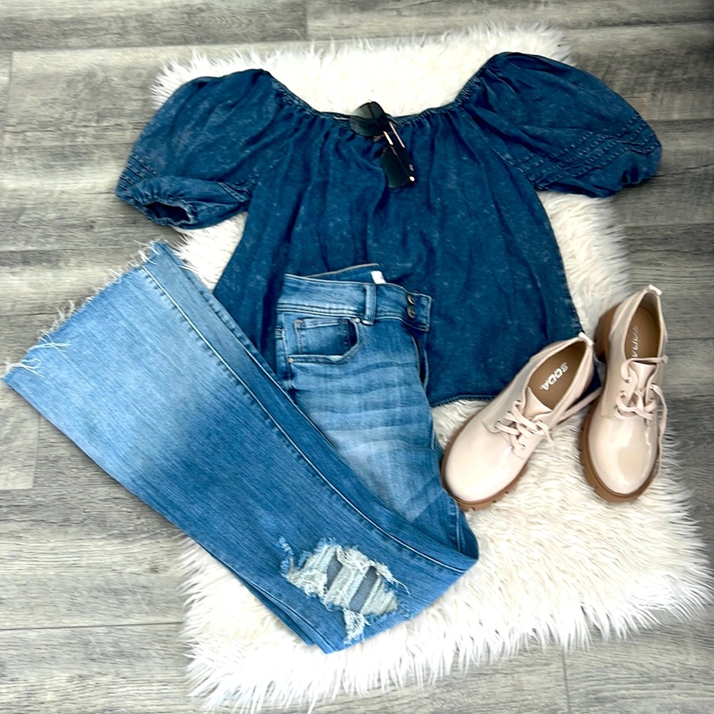 Beautiful Doe&Rae off shoulder jean shirt